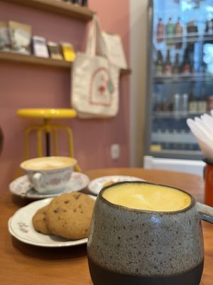 Chai latte e cookies   at Colina Pão e Café in Erechim