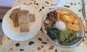 Vegan bowl at Corgi Cafe | Arc de Triomf in Catalunya