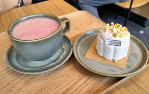 Pop corn cake + Pink Chai latte at Land & Monkeys - Beaubourg in Paris