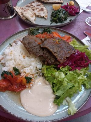 Kebab con seitan casero, arroz, ensalada y exquisito tahini at Vegan Community Kitchen in Istanbul