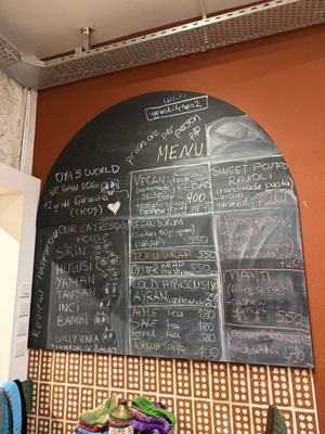  Miglior ristorante vegano di tutta Istanbul! Posto super accogliente e la proprietaria simpaticissima,  sembra di stare a casa! Il cibo buonissimo, da provare, super consigliato  at Vegan Community Kitchen in Istanbul