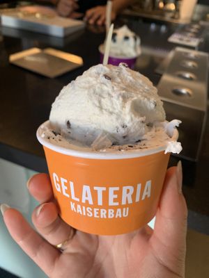 Coconutmilk-chocolatesplinter & pear-cacao-Splinter at Cafe Kaiserbau in Stuttgart