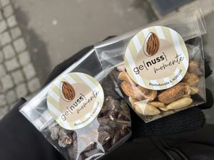 20g Knoofi 0,70€, 20g Trüffelglück 0,96€, 22g Erdnusskuss 0,77€, 20g Zartbitter Mandeln 0,60€  at Genussmomente  in Linz