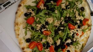Pizza con vuna at Easy Pizza di Michael J. in Rome