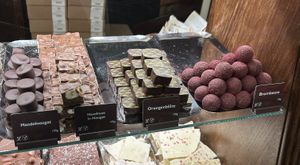 vegan pralines/truffles, clearly markedd  at Xocolat Mariahilf in Wien