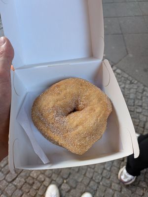 Basic with sugar: 4/5 at Sammys Berliner Donuts in Berlin