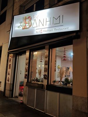 Outside at Be Banh Mi - Es Vietnam in Madrid