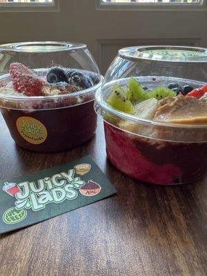 Medium size. Left: açai, right: açai + pitaya at Juicy Lads - Açaí & Smoothies in Valencia