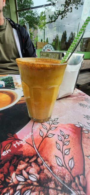 Golden coconut drink at Bagels & Beans - Roetersstraat in Amsterdam