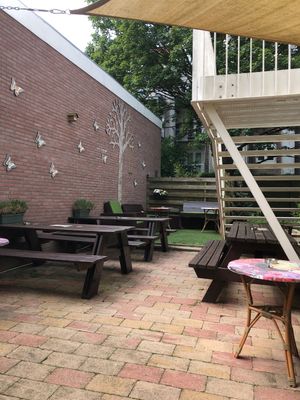 Outside seating in the garden at Bagels & Beans - Spaarndammerstraat in Amsterdam