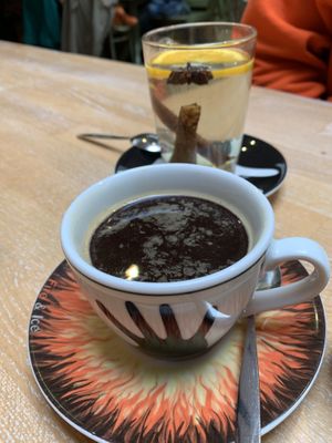 Koffie (decaf) and an amazing tea at Bagels & Beans - Spaarndammerstraat in Amsterdam