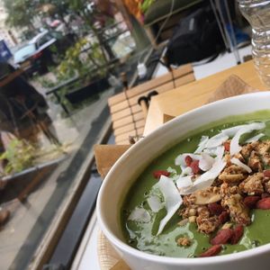 spirulina bowl with granola  at Vegabond - Leliegracht in Amsterdam