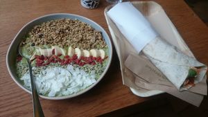 Green smoothie bowl & Wrap at Vegabond - Leliegracht in Amsterdam