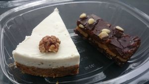 Raw carrot cake & twix at Vegabond - Leliegracht in Amsterdam