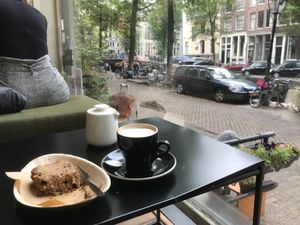 Nice coffee & sweet at Vegabond - Leliegracht in Amsterdam