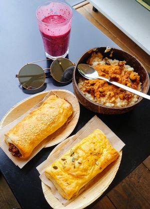 Porridge, sausage roll, feta roll at Vegabond - Leliegracht in Amsterdam