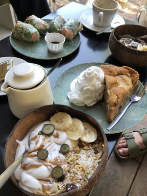 Coconut yogurt bowl, Dutch apple pie and Asian summer roles  at Vegabond - Leliegracht in Amsterdam
