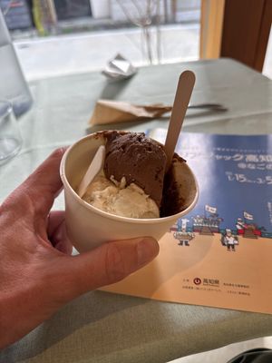 Kumkwat-chocolate & Vanilla ice cream   at Vechill in Nagano