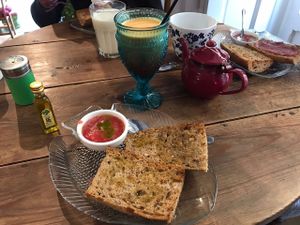 Tostada, juice, tea at Tiyoweh La Quietud in Madrid