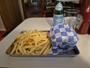 Burger and chips at Dirty V - Torggata in Oslo