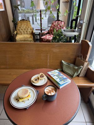 Cozy atmosphere 😌🪴🍃  at Earth's Refillery Coop in Edmonton