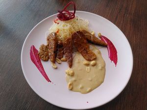 Tempeh on glass noodle salad with peanut sauce at Die FETTE BEETE in Krefeld