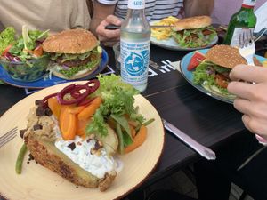 Burger und ofenkartoffel  at Die FETTE BEETE in Krefeld