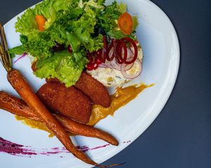 Schnitzel mit Omas Kartoffelsalat und Vanillemöhren at Die FETTE BEETE in Krefeld