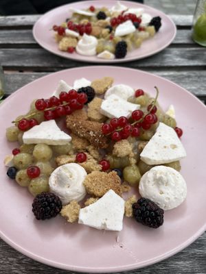 Dessert oat crumble  at Die FETTE BEETE in Krefeld