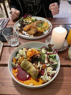 Orientalische Kohlrouladen und Möhrengemüse mit Gemüseschnitzel   at Die FETTE BEETE in Krefeld
