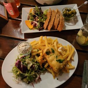 Der Backvish mit Pommes und Salat und Hausgemachter Remoulade at Die FETTE BEETE in Krefeld