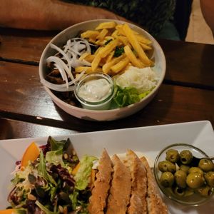 Der Rosi Teller (Veg. Gyros Teller mit Fritten, hausgemachter Tsatsiki und Krautsalat) at Die FETTE BEETE in Krefeld