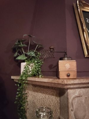 Deko auf dem Kamin at Die FETTE BEETE in Krefeld