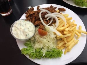 Herzhaftes Soja Gyros mit Tzatziki, Zwiebeln, Pommes und Krautsalat at Die FETTE BEETE in Krefeld