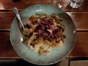 Gnocchi mit cremigem Sauerkraut, Rosenkohl, Radiccio uvm at Die FETTE BEETE in Krefeld