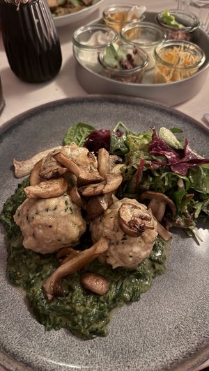 Geschwenkte Semmelknödel auf Rahmspinat  at Die FETTE BEETE in Krefeld