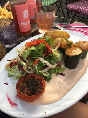 Gefüllte Zucchini mit leckerer Soße at Die FETTE BEETE in Krefeld