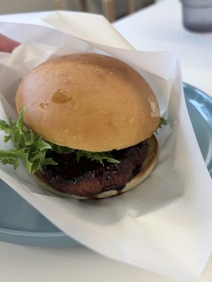 Die Burger waren etwas lieblos belegt. Nur ein Salatblatt und das Patty mit der Sauce.  at Plant Nation in Yamanashi