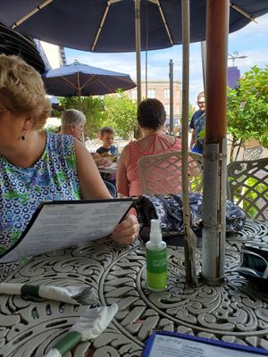 Outdoor eating at The Pub and Restaurant in Gettysburg