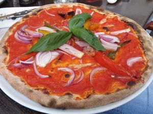 Customised pizza with red peppers and red onions, without cheese at Angelos Via Napoli in Saarbrucken