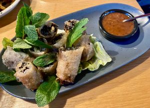 Nems: Gefrituurde rolletjes met judasoren, glasnoedels, gerookte tofu en lente-ui € 12.5 
(Menu januari 2026)
 at YUSU in Ghent