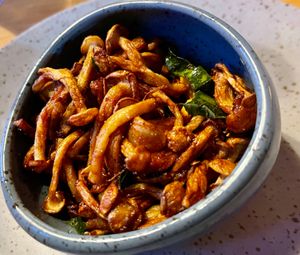 Salt ‘n Peppa Shimeji:
Witte beukenzwammen in een krokant jasje met
zwarte peper en gerookt zeezout € 9 
(Menu januari 2026) at YUSU in Ghent