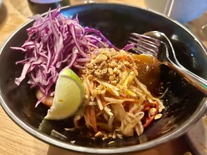 Thai Style Salad:
Een pittige salade van wortel en koolrabi met limoen, miso, palmsuiker en vegan vissaus € 14
(Menu januari 2026) at YUSU in Ghent