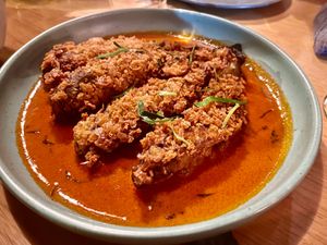 Tod Makheux Lad Phrik:
Gefrituurde aubergine met pittige rode currysaus en
makrut limoenblad € 14,5
(Menu januari 2026) at YUSU in Ghent