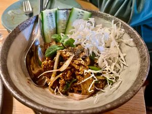 Larb: Verse seitansalade met pittige Thaise kruiden € 14
(Menu januari 2026) at YUSU in Ghent