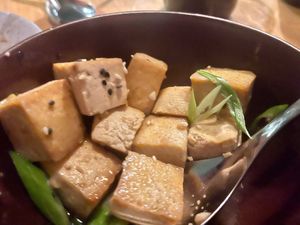 Tofu Sam Khrua:
Krokante tofu met look, zwarte peper en
korianderwortel
€ 13,5
(Menu januari 2026) at YUSU in Ghent