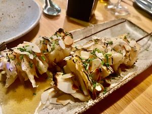 Knolselder Spies:
Gebrande knolselder met miso beurre blanc-sausje, bieslook en geroosterde amandelen € 11,5
(Menu januari 2026) at YUSU in Ghent