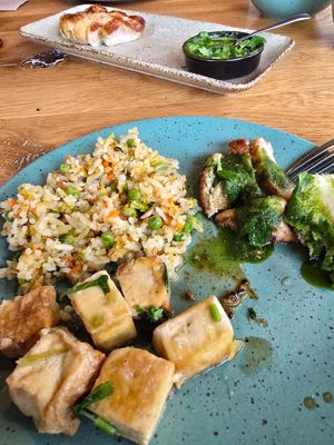 Baked rice with vegs, tofu sam khrua and seared mushroom at YUSU in Ghent