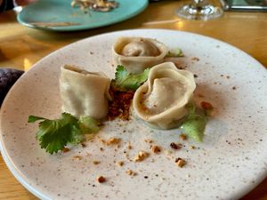 Momo’s

Verse tarwedeeg opgevuld met witte kool, wortel,
prei en szechuan
€ 12
 at YUSU in Ghent