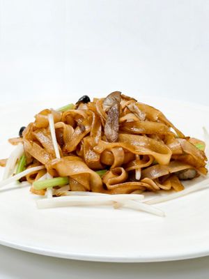 干炒河粉
Fried rice noodles with mushroom

配料：河粉、香芹、银牙 ，菌菇
Ingredients： Rice noodles, Chinese CeleryBean Sprouts , Mushrooms at Good Bridge 虹桥素坊 in Shanghai